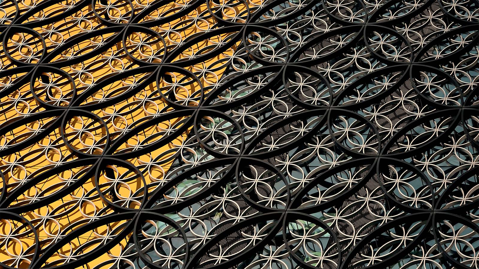 architectural element showing interlocking metal wire in a geometric design - a similar pattern to internal linking on a website